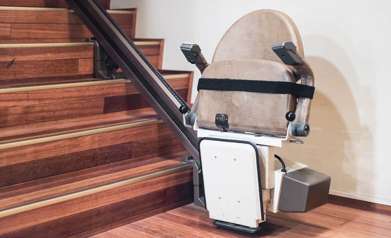 Eingeklappter Lift an Treppe