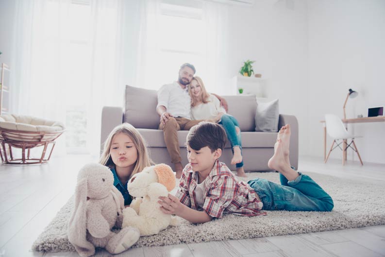 Familie im warmen Wohnzimmer