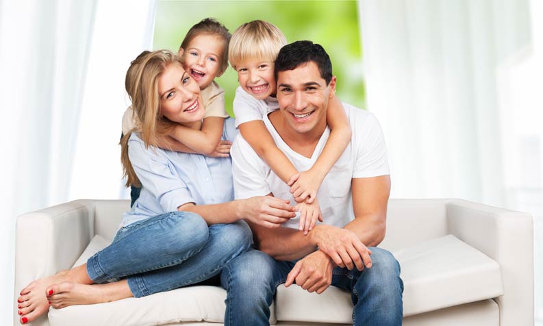 Glückliche Familie entspannt zu Hause mit Infrarotwärme