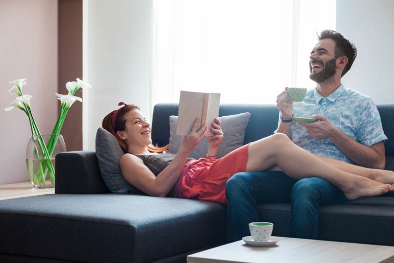 Pärchen sitz auf der Couch mit Infrarotwärme zum Wohlfühlen