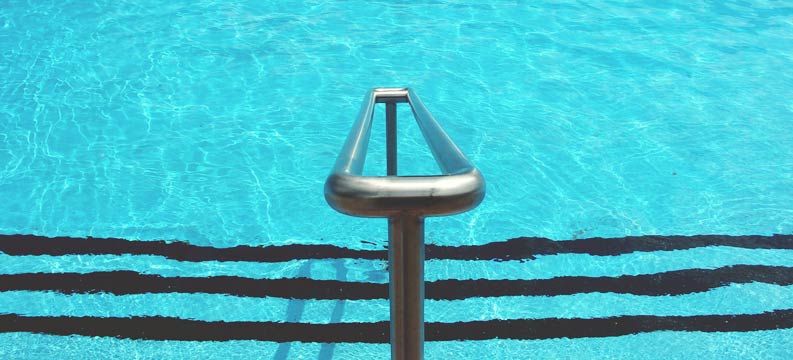 Pooltreppe mit Geländer — Einstieg in den Pool