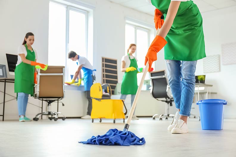 Reinigungsfirma bei der Arbeit Büroreinigung