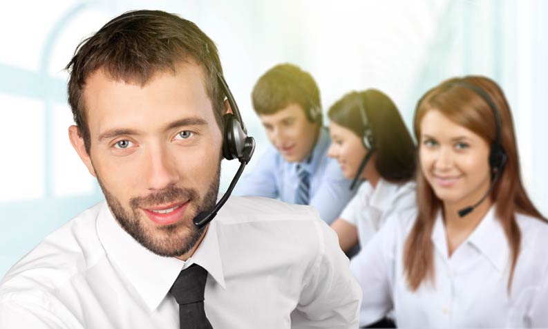 Callcenter Mitarbeiter telefonieren im Auftrag des Kunden