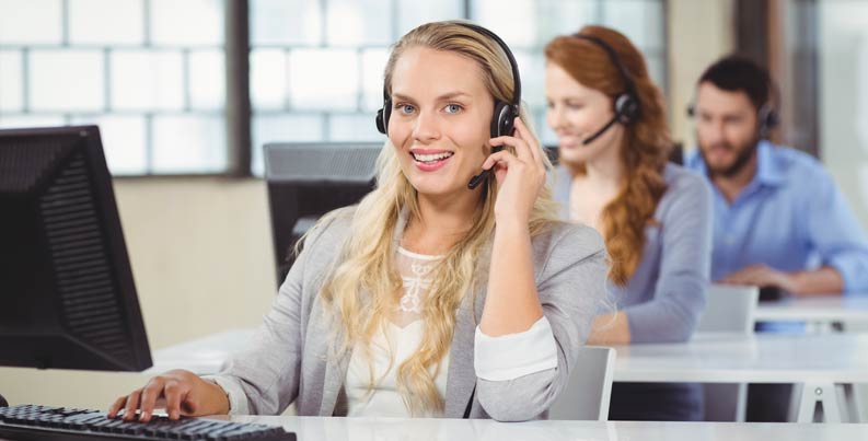 Die Kollegen beim Telefonieren im Callcenter Rheinland-Pfalz