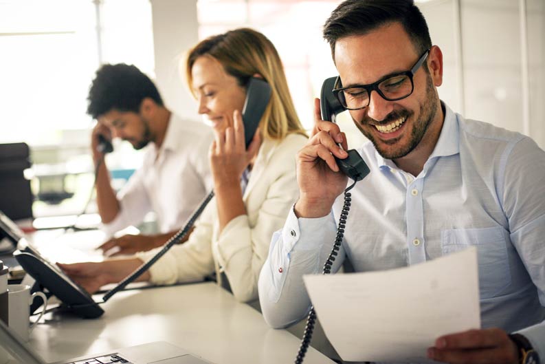 Mitarbeiter des Telefonservice im Gespräch mit Kunden