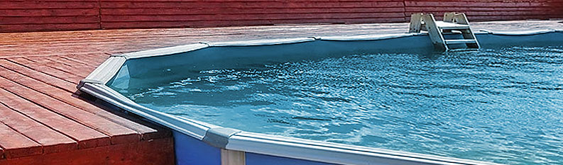 Ein mit Holz verkleideter Aufstellpool