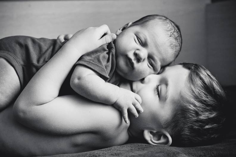Geschwister Babyfoto kuschelig in Schwarz-weiß