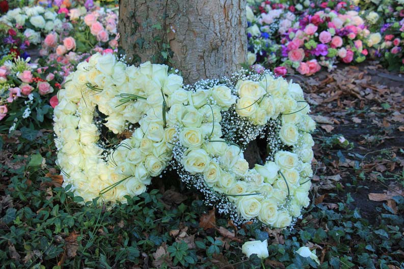 Baumbestattung mit Blumenschmuck