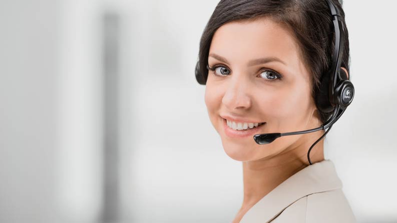 Callcenter Mitarbeiterin im Dienst einer Anwaltskanzlei