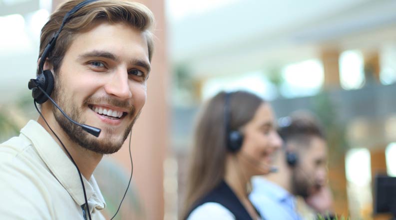 Freundlicher Mitarbeiter im Callcenter