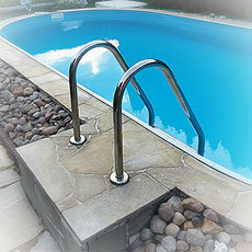 Edelstahlpool mit Pooltreppe und Steinumrandung Pool aus hochwertigem Edelstahl