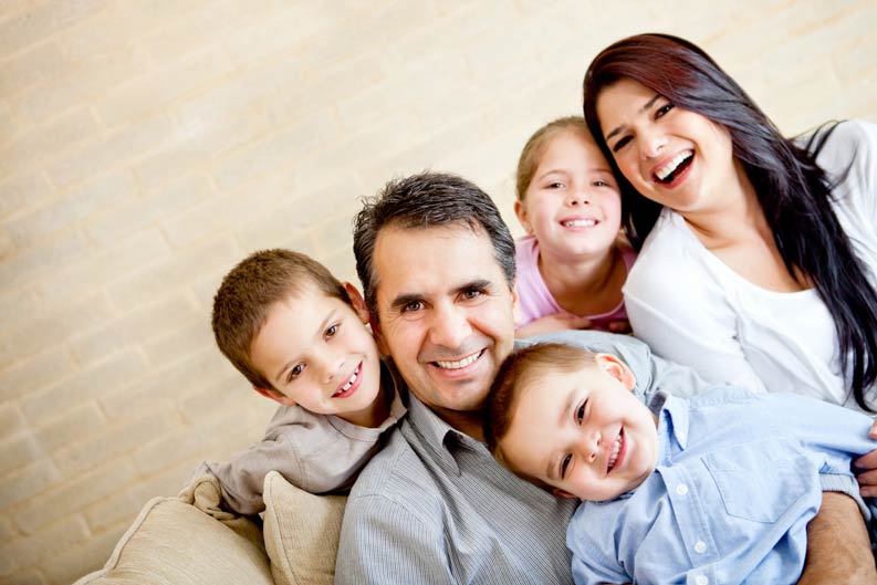 Familienfoto vom Fotografen, aufgenommen im Fotostudio