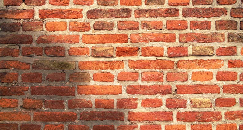 Mauertrocknung einer feuchten Wand mit Infrarotheizungen