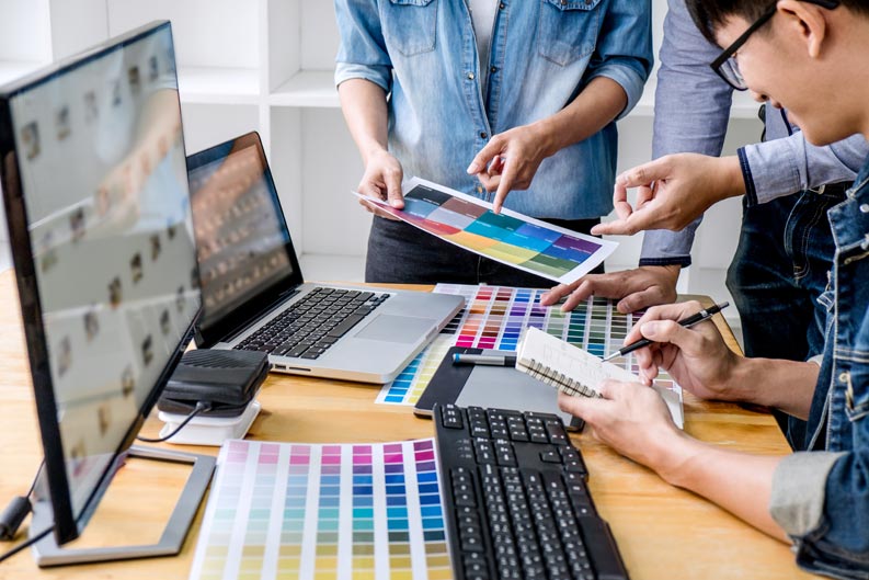 Team von Grafikern bei der Gestaltung