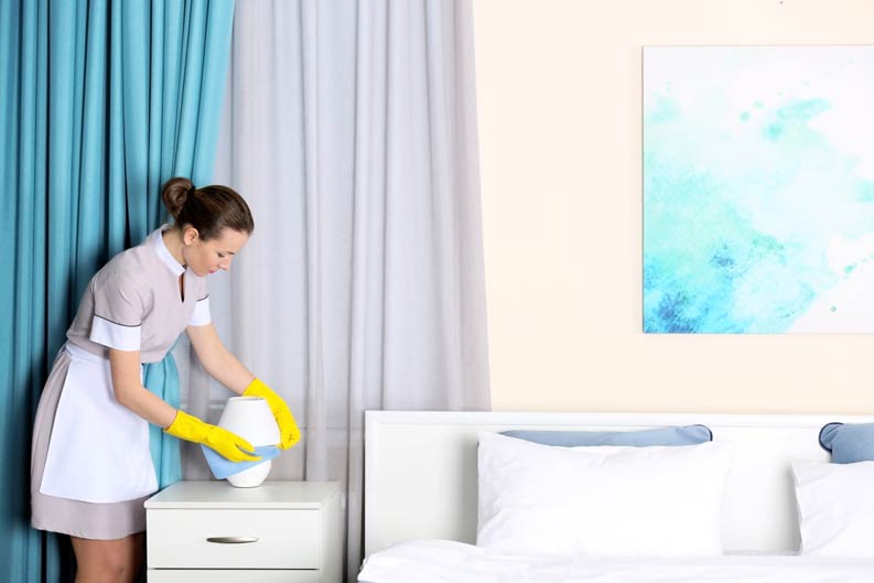 Gewissenhafte Reinigung von Hotelzimmern oder in der Gastronomie