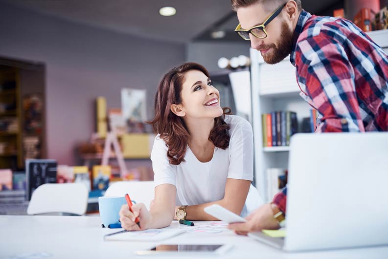 Mitarbeiter der Agentur besprechen gerade das neue Projekt