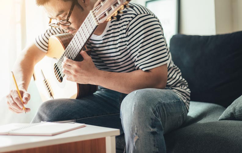 Songtexter schreibt Liedtexte für Kunden