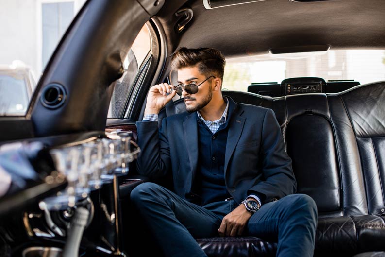 Modefoto eines jungen Mannes mit schickem Style im Auto