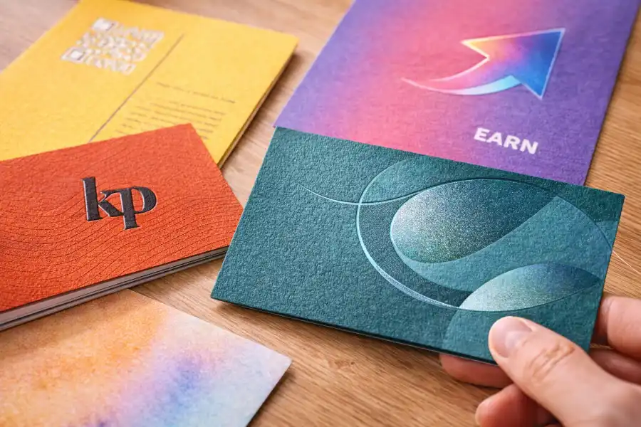 Moderne hochwertige Druckerzeugnisse mit Prägung, Strukturpapier und klaren Business-Farben