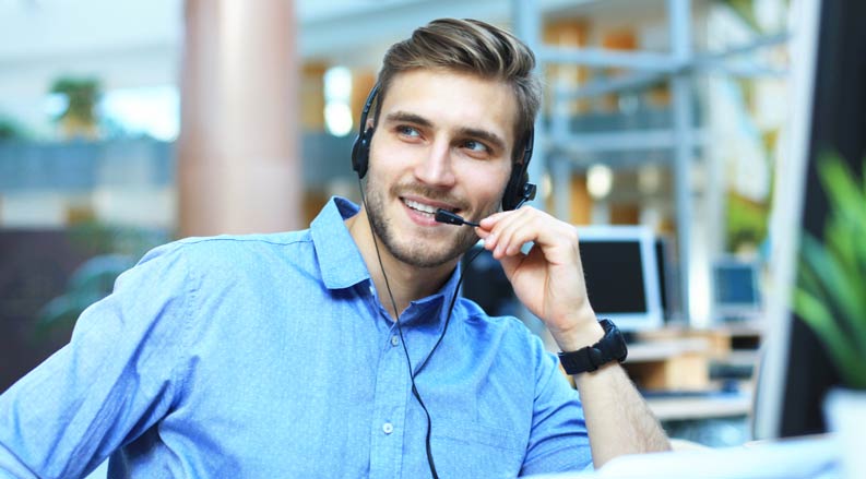 Ein männlicher Mitarbeiter des Callcenters im Gespräch