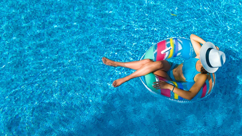 Garten Außenpool Im Pool badet eine Frau