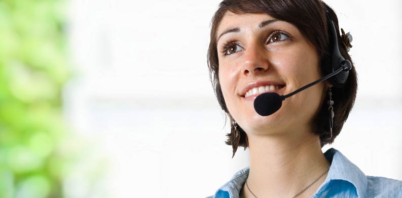 Mitarbeiterin des Callcenters ist geschult für Patiententelefonate