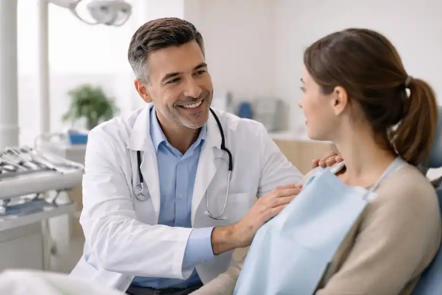 Zahnarzt im Gespräch mit Patientin in ruhiger, moderner Praxisatmosphäre