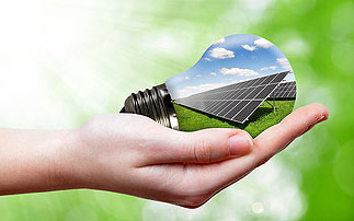 Elektrische Energie produziert von der eigenen Solaranlage PV Glühbirne betrieben mit sauberem Solarstrom