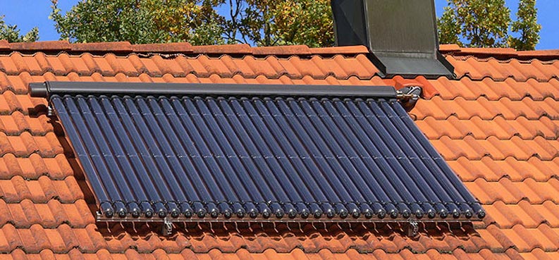 Solarthermie zur Wärmeerzeugung auf dem Dach Installation einer Solarthermie Anlage auf dem Dach eines Einfamilienhauses