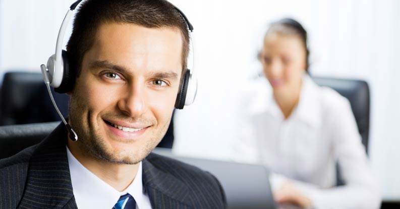 Kompetenter Mitarbeiter aus dem Callcenter bietet freundlichen und sympathischen Telefonservice