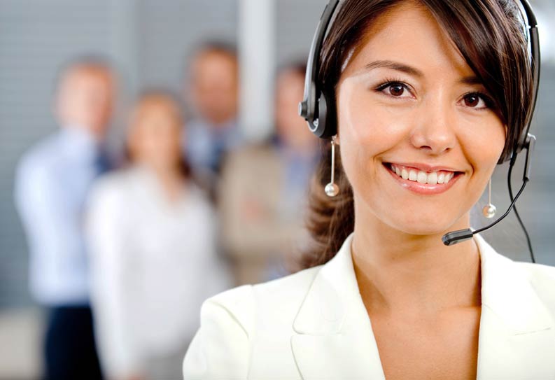 Miete eines Telefonservice – junge Frau im Telefonat mit Kunden