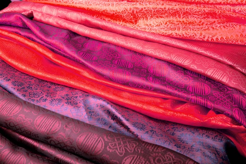 verschiedene Textilien in bunten Farben