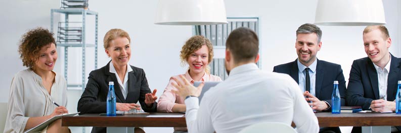 Webdesigner und Kunden kommen zusammen zur Präsentation