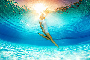 Wasser, Licht und Wellness - das perfekte Poolerlebnis Lichteinfall im Pool aus Perspektive unter Wasser