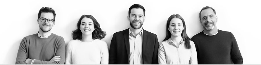 Teamfoto auf weißem Hintergrund im Studio